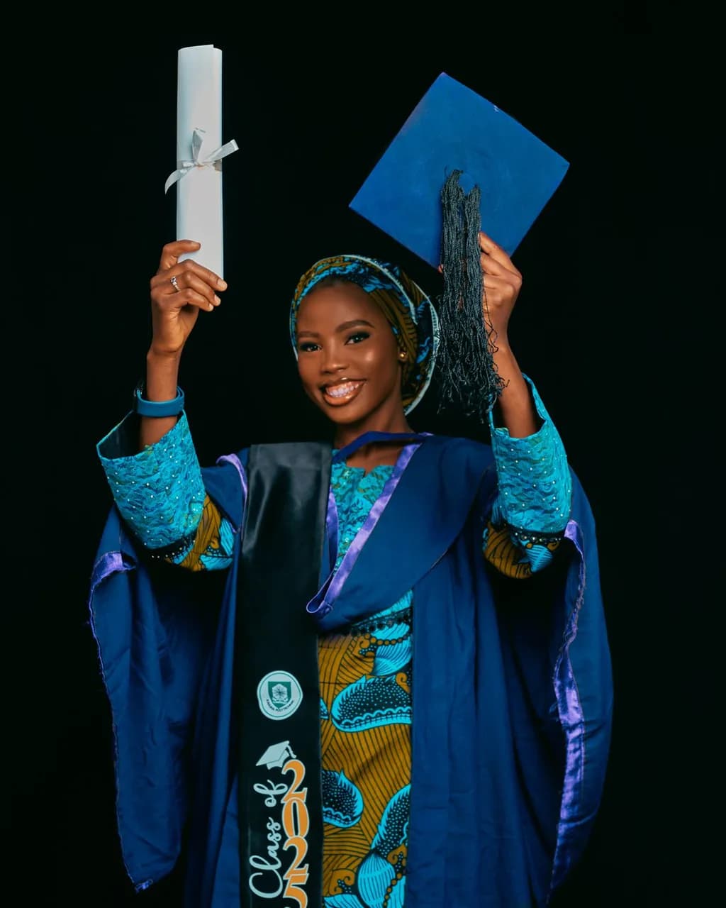 Jeune diplômée souriante tenant son certificat